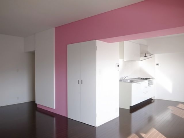 キッチンとピンク壁