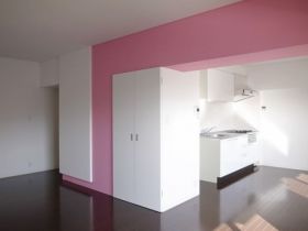 キッチンとピンク壁